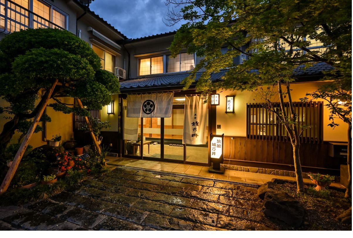 城乃井旅館の外観（夕景）